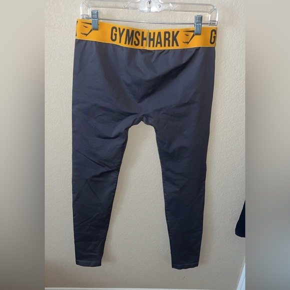 Gymshark grey logo waistband for seamless leggings!💛 - Picture 3 of 4